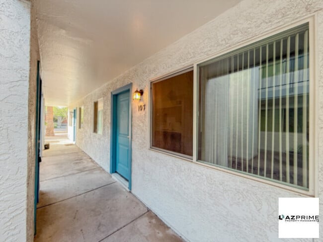 Building Photo - FREE FIRST MONTH'S RENT MOVE IN SPECIAL! Inviting 2/1 Phoenix Apartment with Modern Comforts!