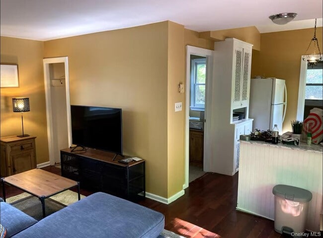 Building Photo - 21 De Russey Ln