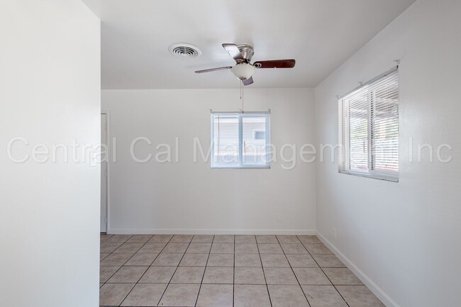 Building Photo - 3 Bedroom/2 Bath Home in Central Bakersfie...