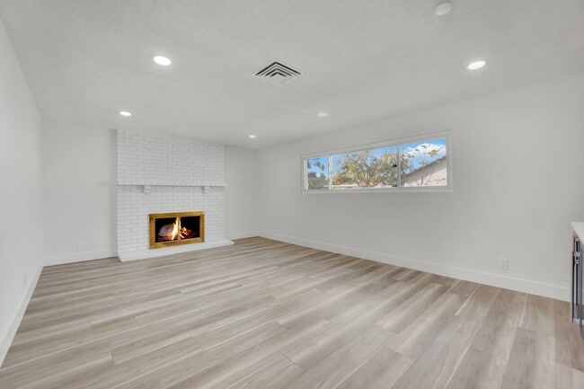 Building Photo - Mid-Century Modern Gem in Historic McNeil ...