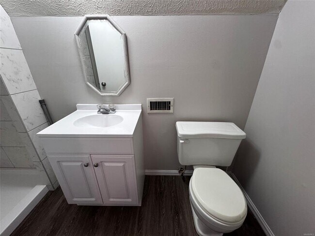 Building Photo - 1560 W County Rd