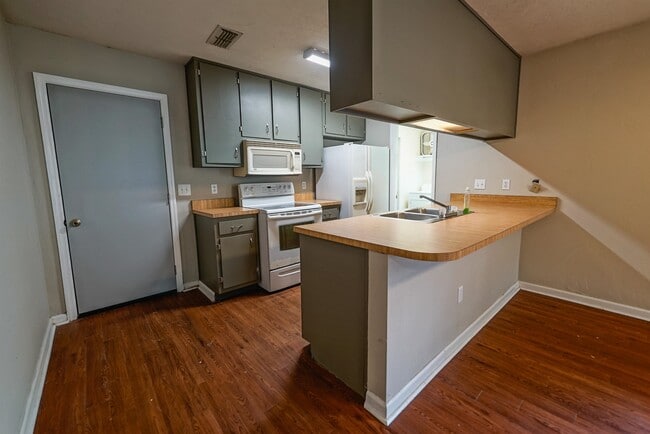 Building Photo - 2230 Mandrell Ct