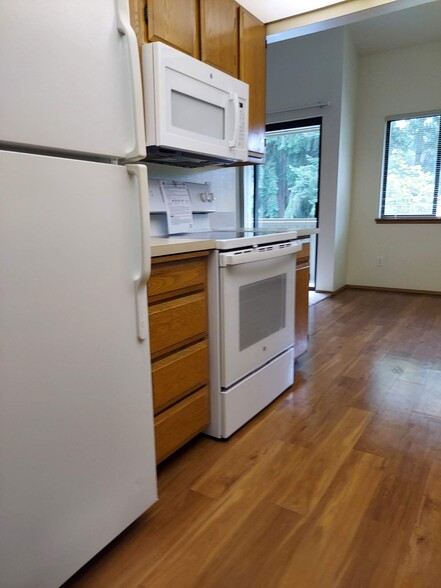 Kitchen appliances - Inglewood Forest Apartments