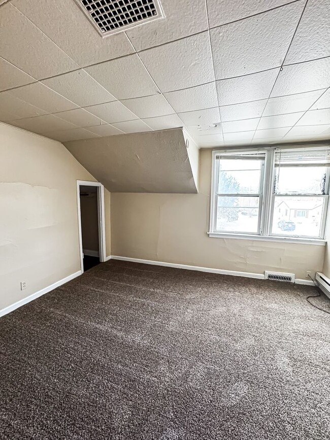 Building Photo - 5 Bed 2 Bath Single Family Home!