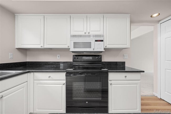 Building Photo - 47258 Scarlet Dr N