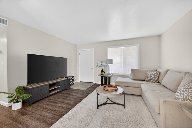 Building Photo - Remodeled 2-Bedroom Gem Near Sac City College