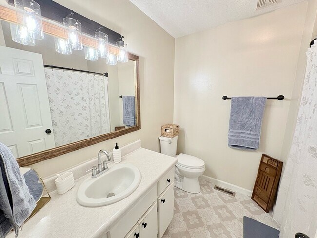 Building Photo - 415 Mayfield Dr