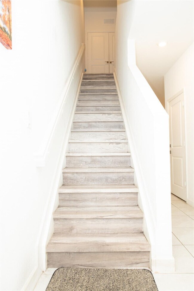 Building Photo - 1147 SW 7th Ave