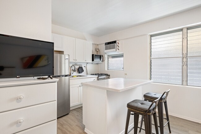 Building Photo - Fully Furnished Studio, 1 Bath. NO parking. Electric water and sewer are included in the rent.