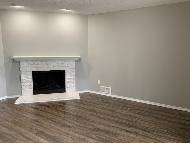 Building Photo - 9315 S Ash St