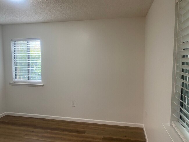 Building Photo - Charming 3BR Townhome in Plainsboro