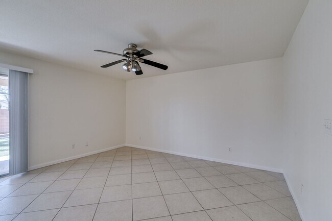 Building Photo - Spacious 4 Bedroom 2.5 Bathroom Home with Covered Patio & Large Backyard