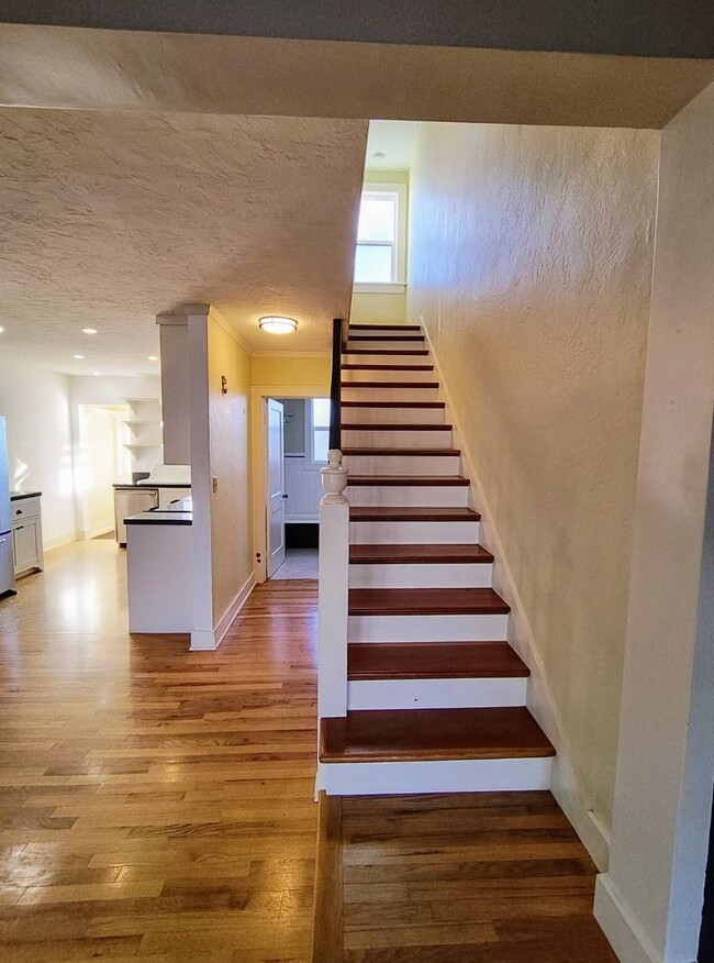 Building Photo - Beautiful Three Story Townhome With Full B...