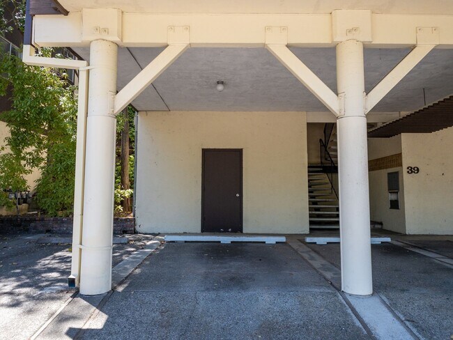 Building Photo - HUGE Stunning Remodeled 1BR/1BA Flat! Parking! -PROGRESSIVE