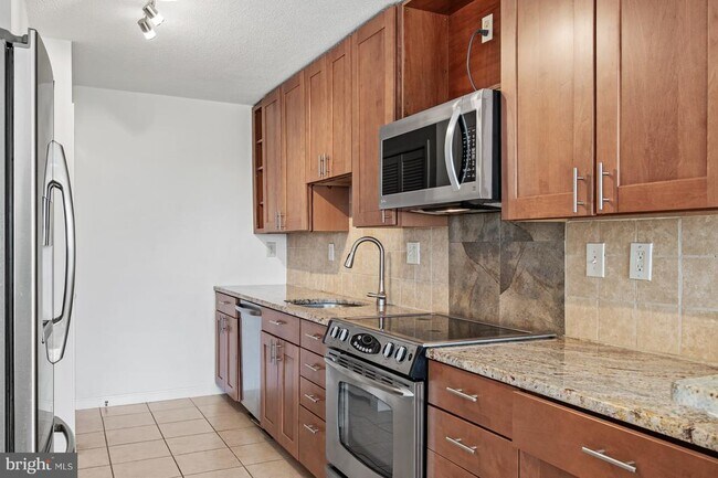 Building Photo - 307 Yoakum Pkwy