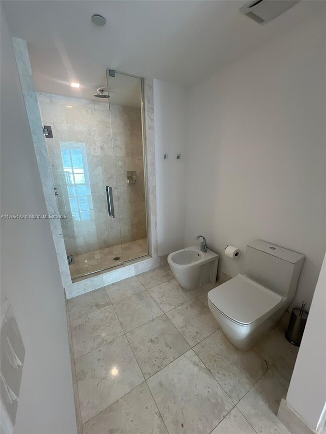 Building Photo - 17121 Collins Ave