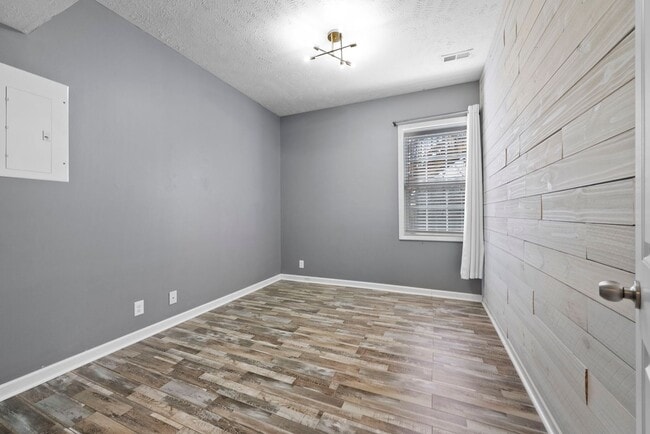 Building Photo - Pet Friendly Five Bedroom with Basement!