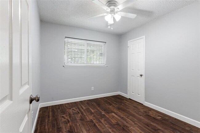 Building Photo - 4514 Oak Shadows Dr