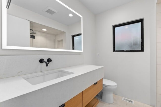 Building Photo - 4Bd/3Ba Seattle House