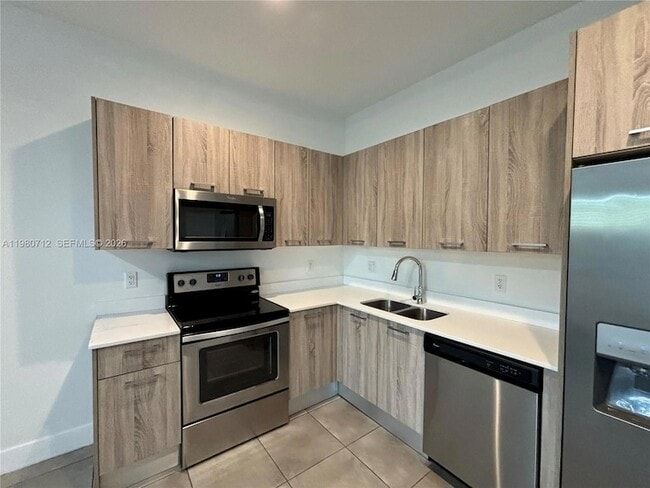 Building Photo - 440 NE 35th Ct