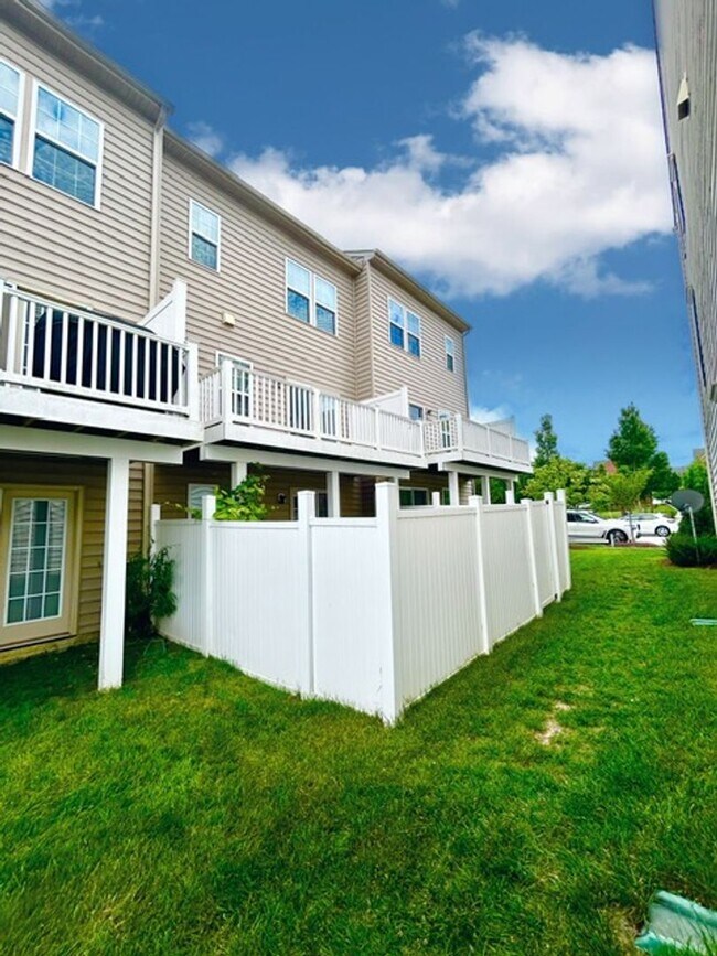 Building Photo - Welcome to the desirable Howard Square