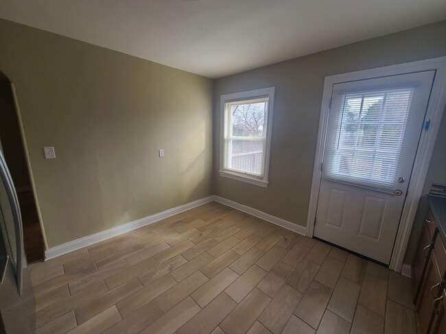 Building Photo - Extra clean and spacious home with a finis...