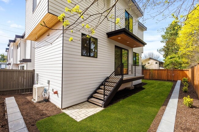 Building Photo - 106 6th St South