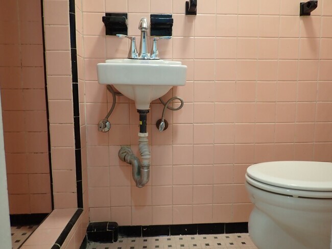 Building Photo - 663 E 94th St