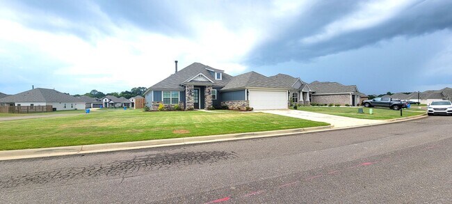 Building Photo - 844 Hedgefield Way
