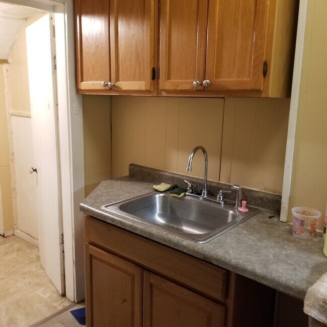 Kitchen area - 432 N Entrance Ave
