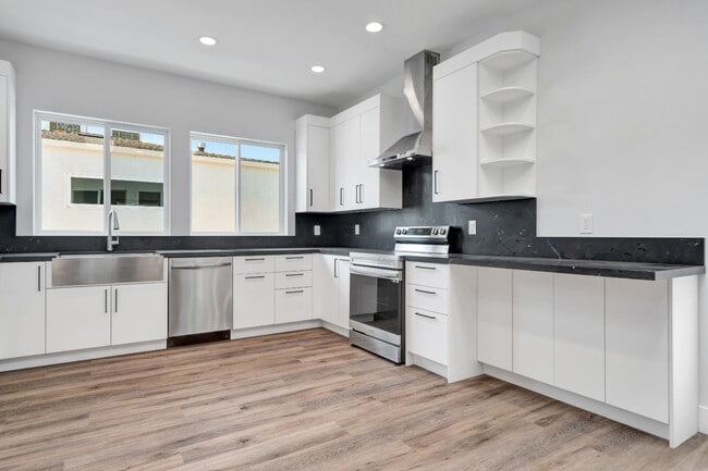 Building Photo - Elegant 2BR / 2BA in Prime North Hollywood