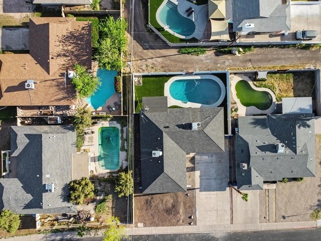 Building Photo - 6 Bed/ 3 Bath with Pool