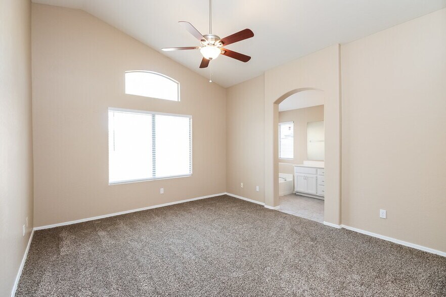 Building Photo - 832 E Baylor Ln