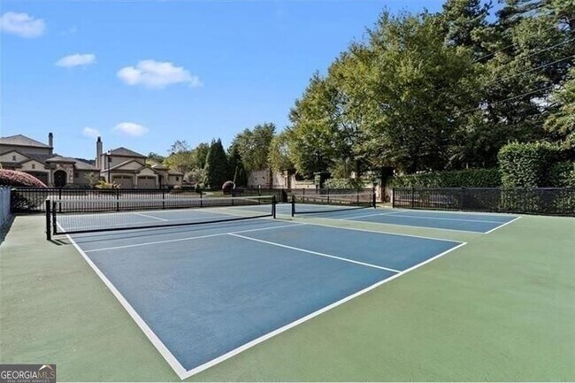 Building Photo - 123 Village Green Ave