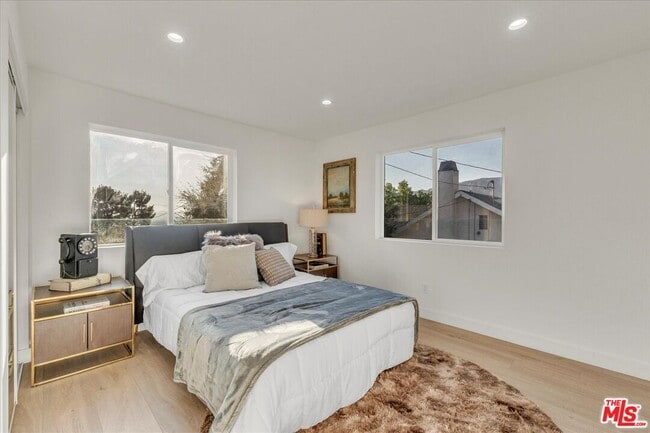 Building Photo - 10347 Hillhaven Ave