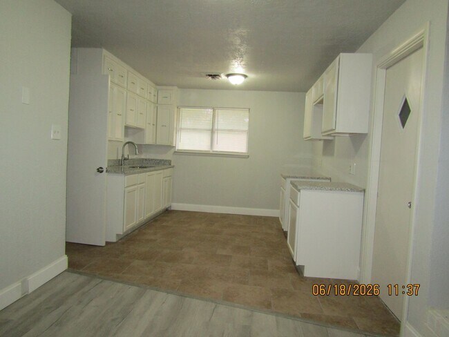 Building Photo - Freshly Painted/New Flooring home located closed to downtown Lawton/Ft. Sill