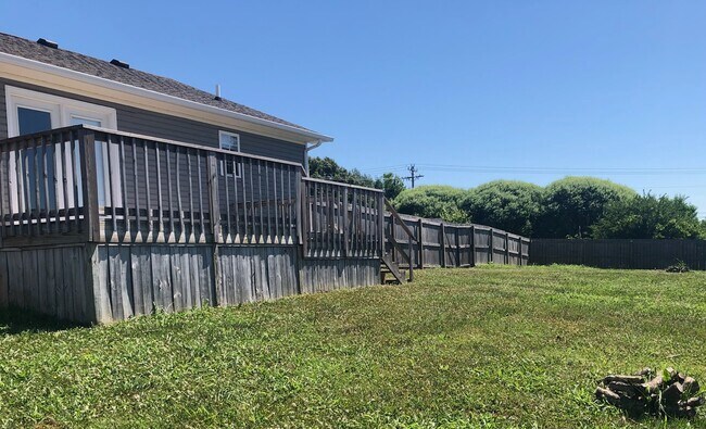 Relax on the huge deck and in the large fenced-in yard! - 603 Avondale Rd