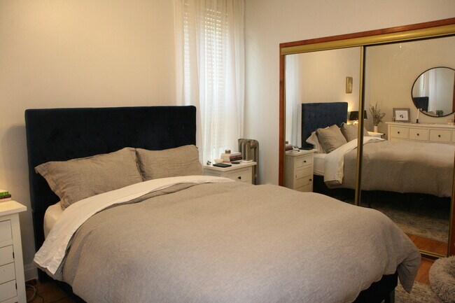 Main bedroom - 2706 N Richmond St