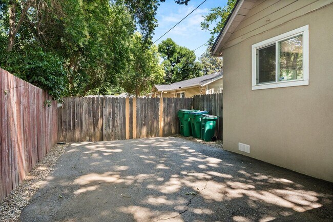 Building Photo - Available Now. Cute Home located in quiet ...