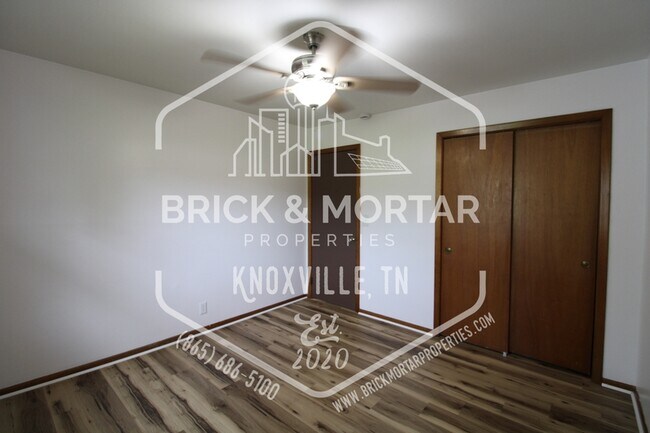 Building Photo - 2409 Holbrook Dr