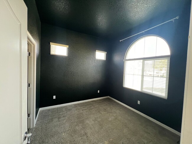 Building Photo - 4-bedroom single story in Patterson!