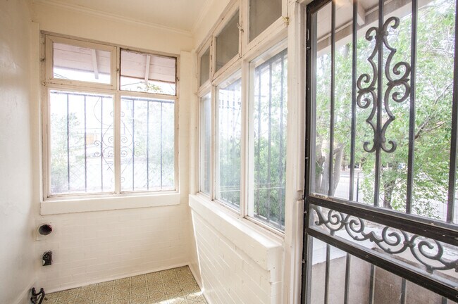 Building Photo - EDo BRICK BUNGALOW 1/BD 1/BA 1/CG