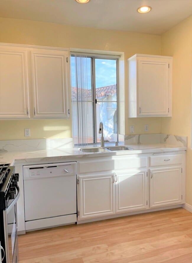Building Photo - Beautiful Rancho San Diego Condo!