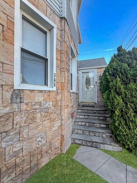 Building Photo - 365 3rd St