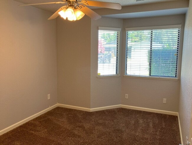 Building Photo - 1113 Wildflower Dr