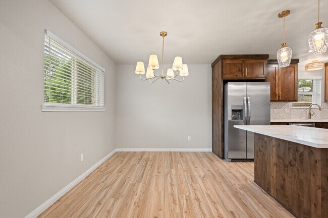 Building Photo - 2 Bed, 2 Bath Duplex