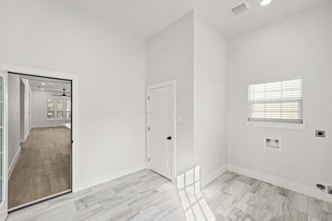 Building Photo - 2116 Everett St
