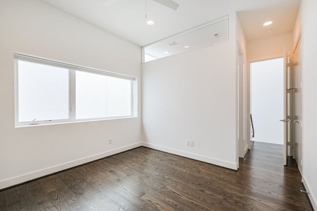 Building Photo - Welcome to this absolutely STUNNING Townhome!!