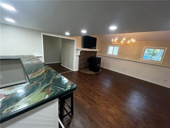 Building Photo - 4 bedroom 2 Bathroom Luxury Rental!