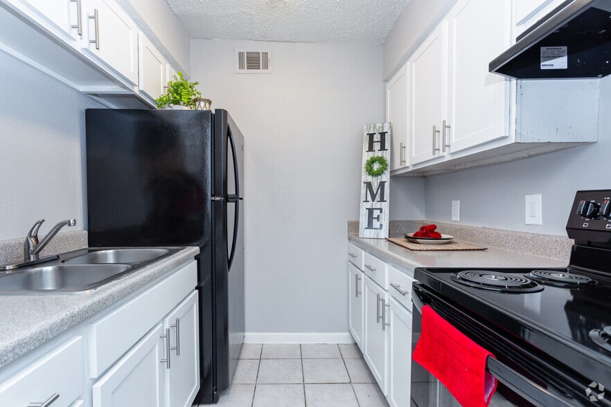 Primary Photo - Oakwood Place Apartments